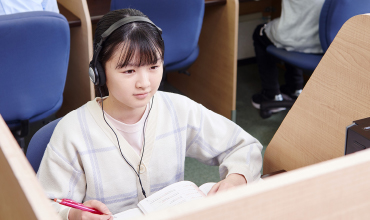 映像授業を受ける中学生