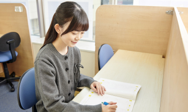 自習室で勉強する高校生