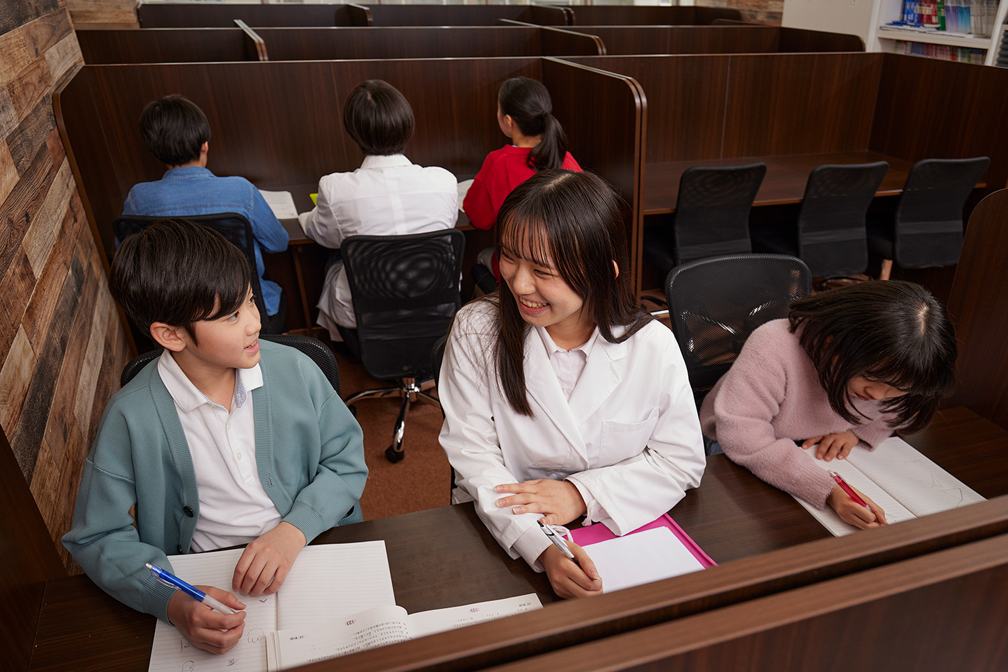 1対2つきっきり個別指導の様子