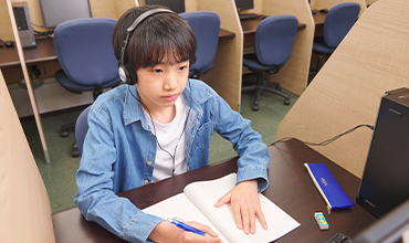 映像授業を受ける中学生