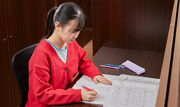自習室で勉強する高校生