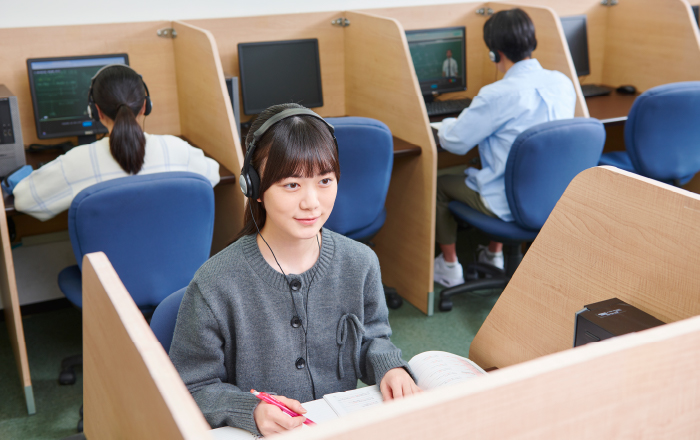 女子高校生が映像授業を受ける様子