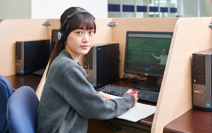 映像授業を受ける女子高生