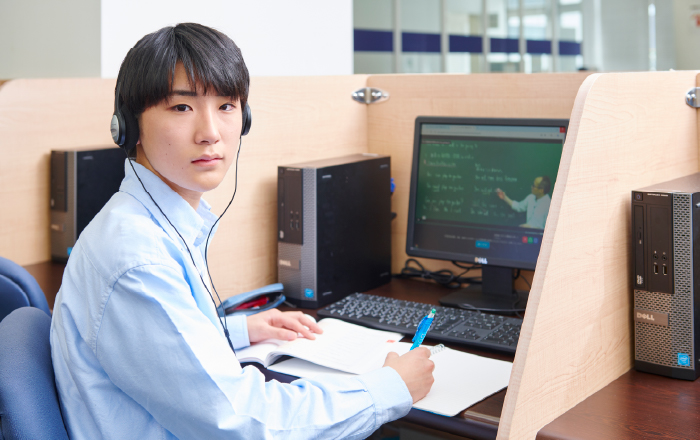 映像授業を受ける男子高校生