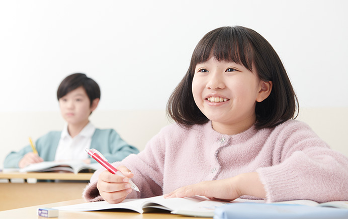 楽しんで勉強を進める女子小学生の写真画像