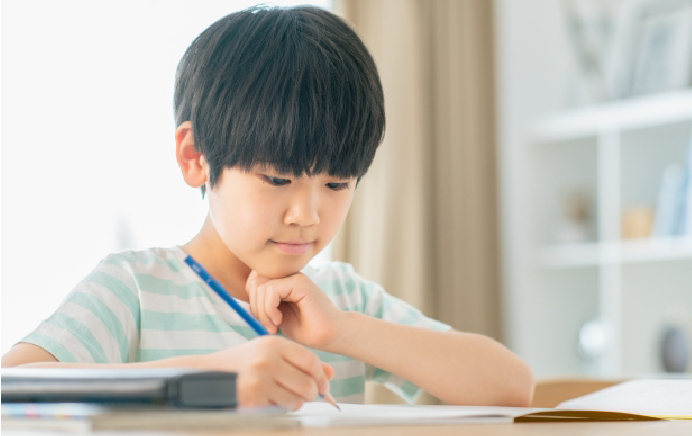 なんで？を考える男子小学生の写真画像